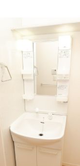 洗面設備　明るい洗面所です