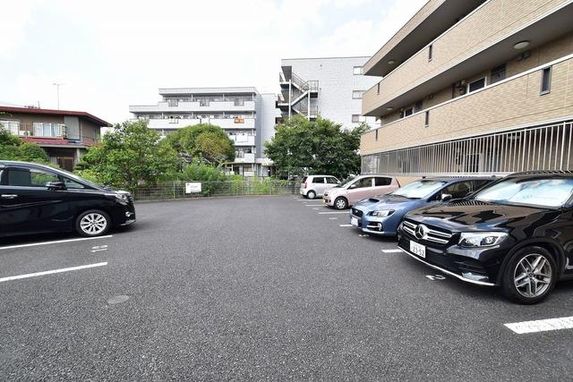 駐車場　敷地内駐車場は裏口すぐ！