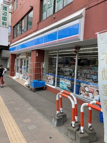 コンビニ　ローソン南平岸駅前店（コンビニ）まで385m