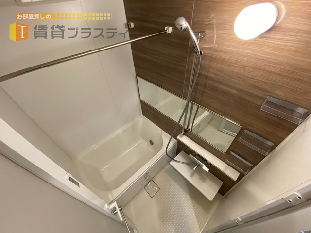 バス・シャワールーム　アクセントパネル付きで癒し空間。