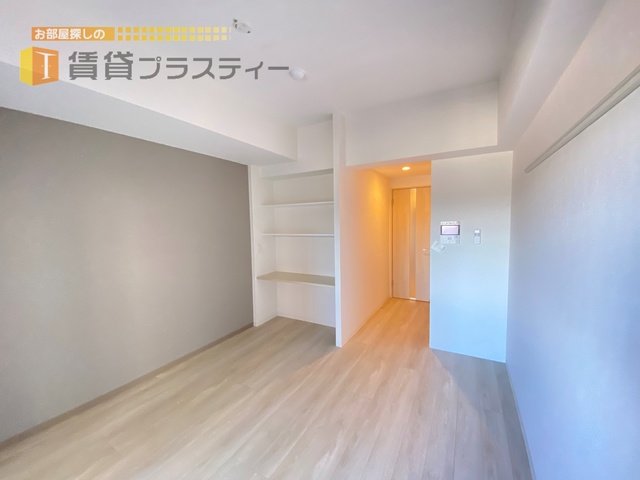 居室・リビング　デスク付きの使いやすいお部屋。