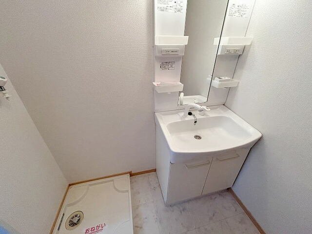 洗面設備　ゆったりとスペースのある洗面所