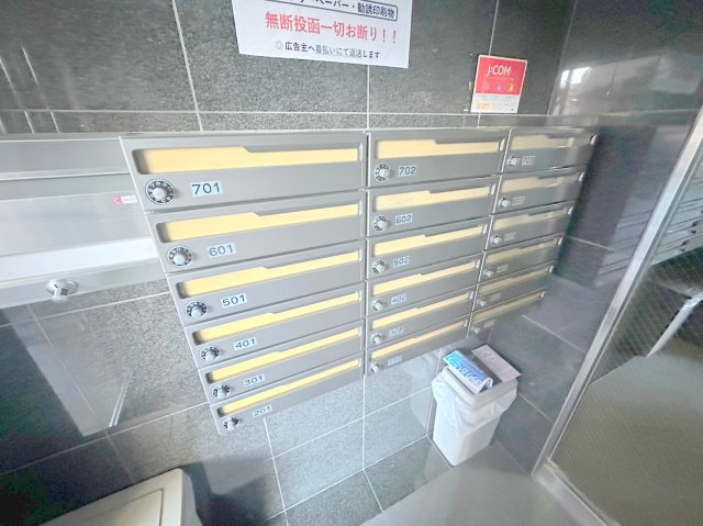 ロビー　ロビーにある各部屋毎のメールボックス。