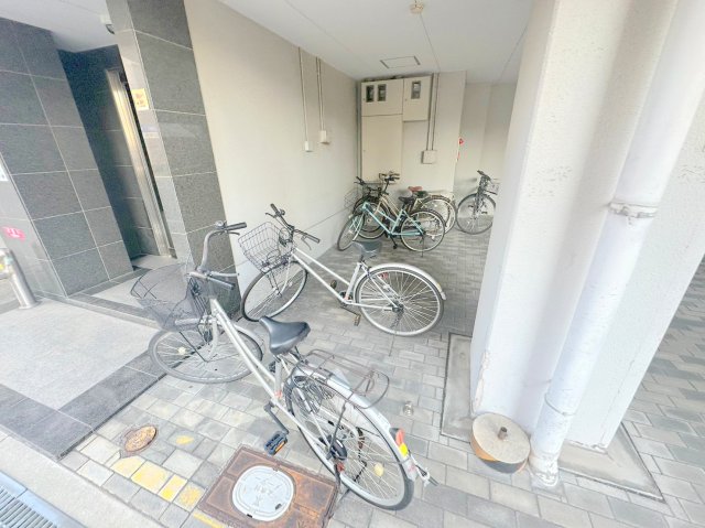 駐車場　敷地内には入居者専用の駐輪スペースもあります。