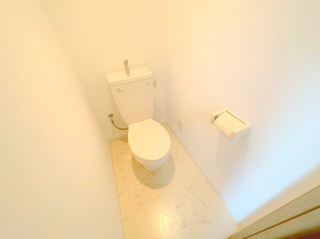 トイレ　スタンダードなトイレは清潔感があってずっと居たくなりますね。