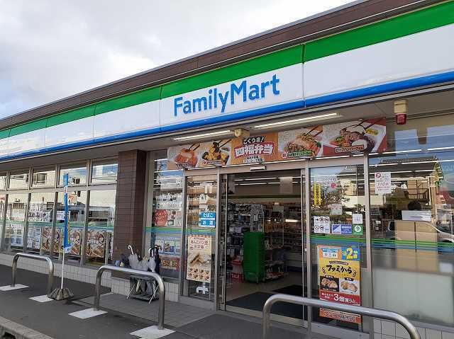 コンビニ　ファミリーマート（コンビニ）まで140m