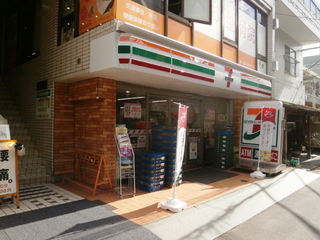 コンビニ　セブンイレブン千歳烏山駅南店（コンビニ）まで245m
