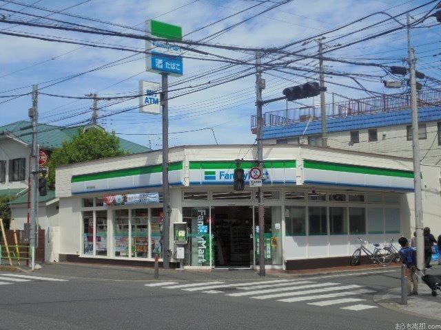 コンビニ　ファミリーマート 東伏見駅前店（コンビニ）まで59m
