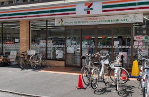 コンビニ　セブンイレブン足立綾瀬2丁目店（コンビニ）まで179m