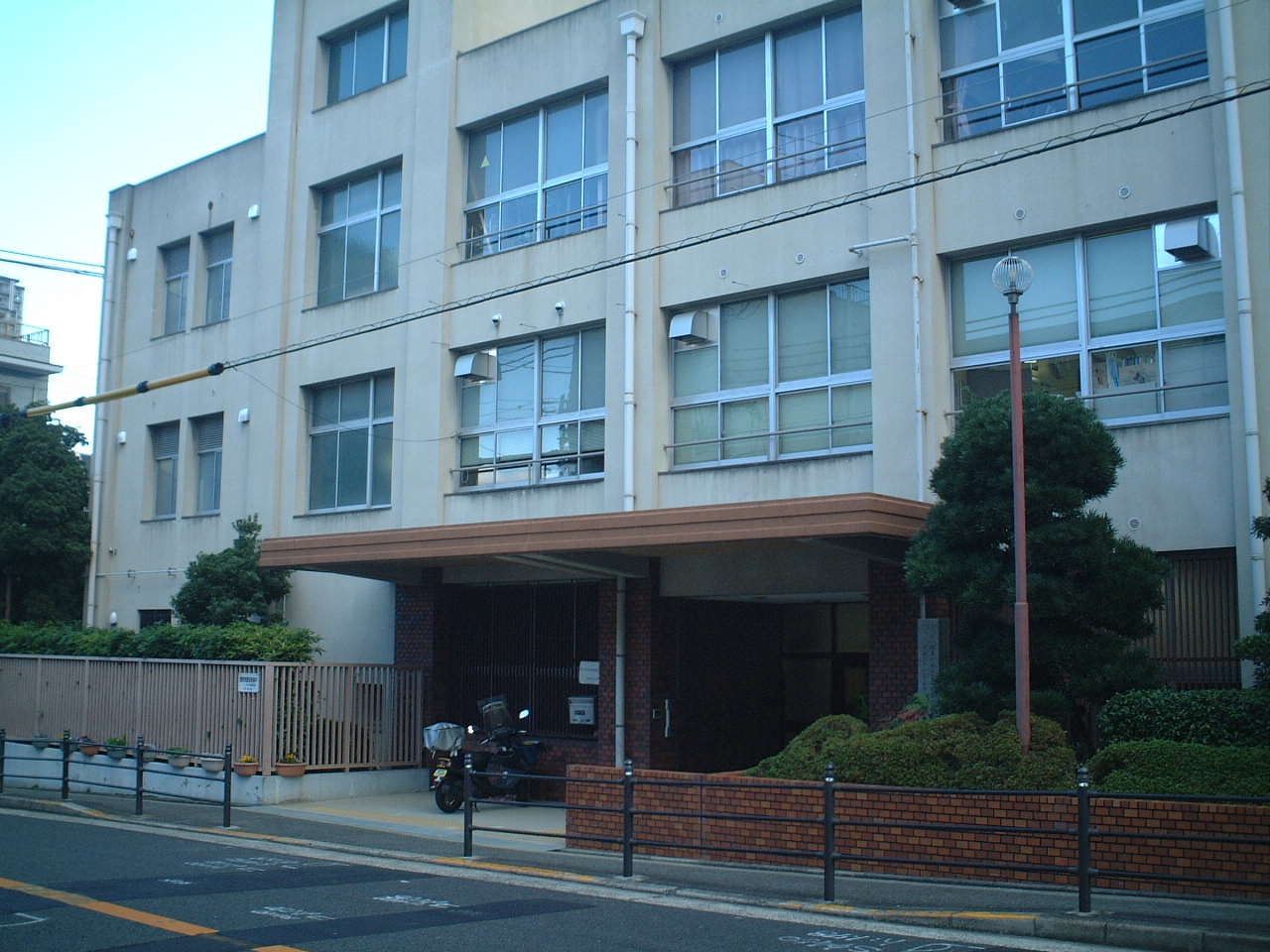 中学校　大阪市立高津中学校（中学校）まで608m