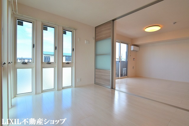 その他　南側６．１帖の洋室です。