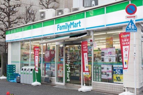 コンビニ　ファミリーマート２４６世田谷桜新町店（コンビニ）まで559m