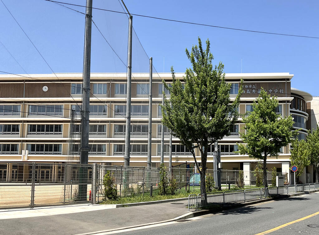 小学校　向島秀蓮小中学校（小学校）まで590m