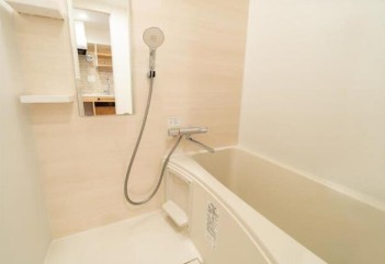 バス・シャワールーム　追い焚き機能、浴室乾燥機付きバス。