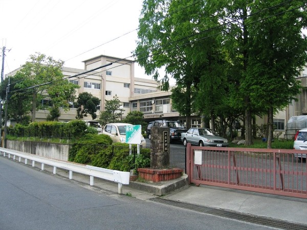 中学校　日吉中学校（中学校）まで985m