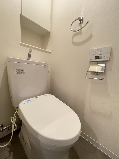 トイレ　落ち着いた色調のトイレです