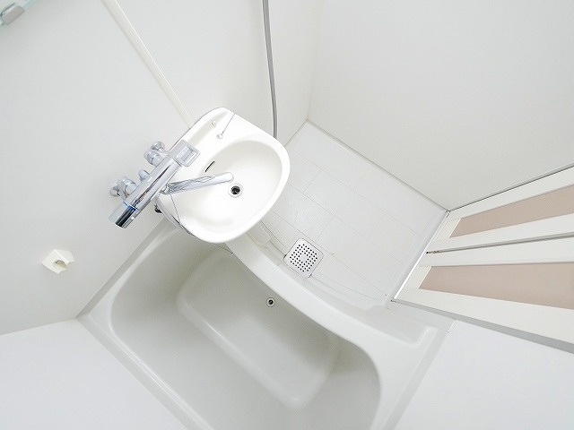 バス・シャワールーム　コンパクトで使いやすいお風呂です