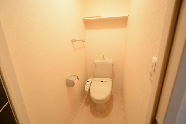 トイレ　温水洗浄便座付きのトイレです♪