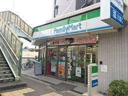 コンビニ　ファミリーマート新大阪駅東口店（コンビニ）まで10m