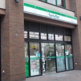 コンビニ　ファミリーマート（コンビニ）まで120m