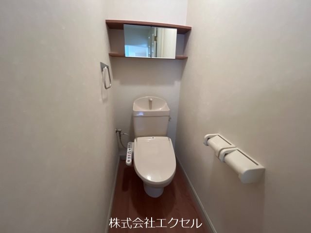 トイレ　ウォシュレット機能付きです。