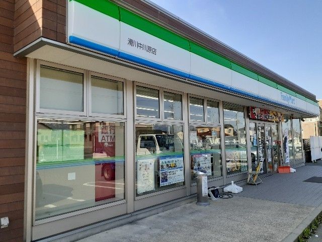 コンビニ　ファミリーマート滑川中川原店（コンビニ）まで500m