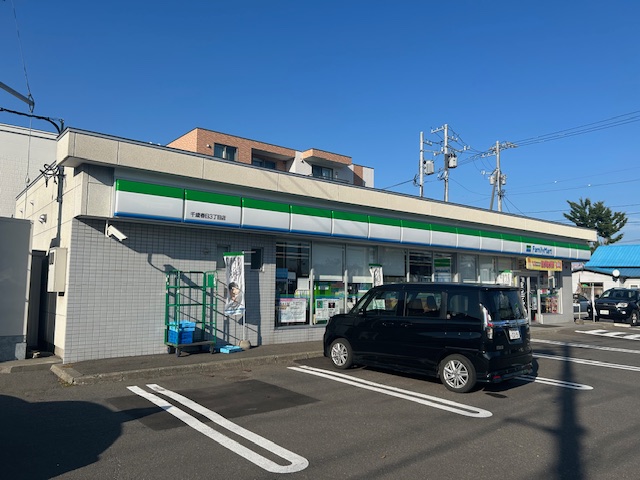 コンビニ　ファミリーマート千歳春日3丁目店（コンビニ）まで395m