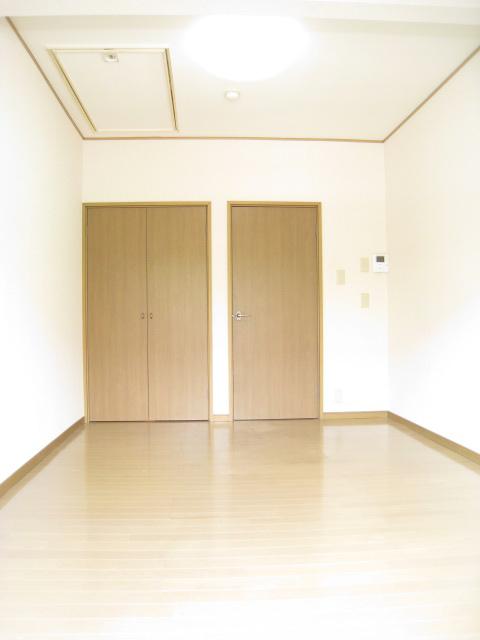 ブルーライン 片倉町駅 徒歩20分 2階建 築33年の居間写真