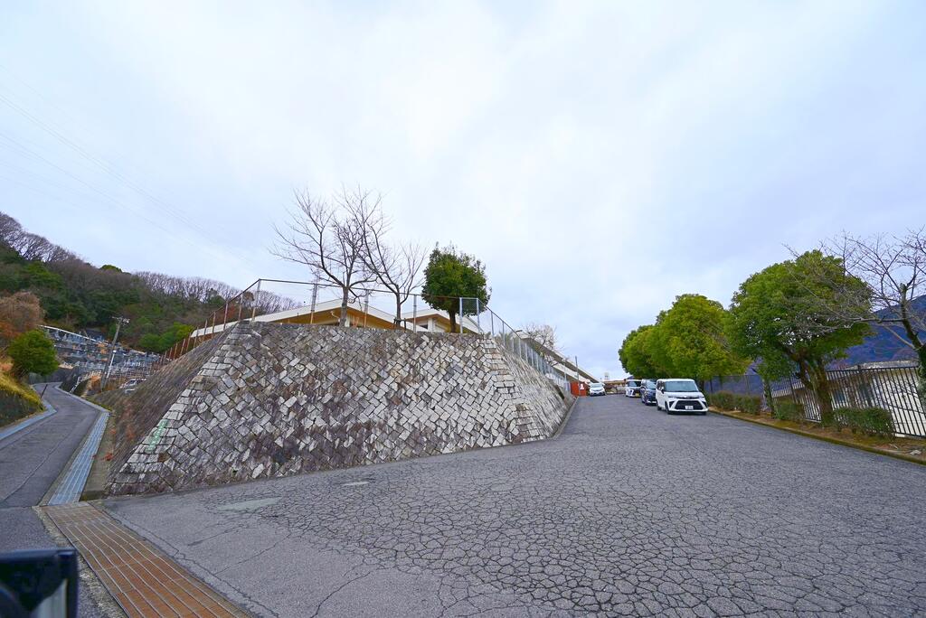 中学校　広島市立瀬野川中学校（中学校）まで1558m