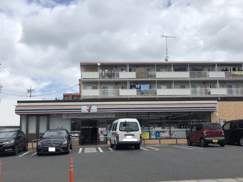 コンビニ　セブンイレブン 岡崎六名東町店（コンビニ）まで216m