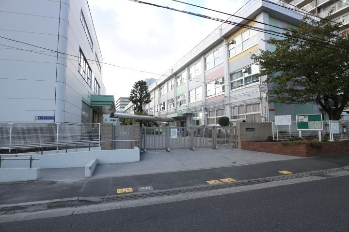 小学校　江戸川区立篠崎小学校（小学校）まで560m