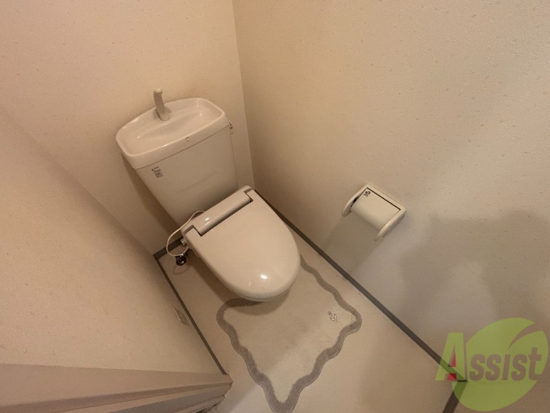 トイレ　トイレは温水洗浄便座です。シンプルな雰囲気になっています。
