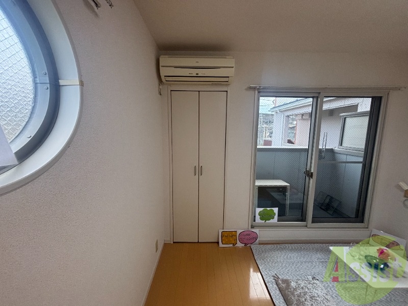 収納　寝室に収納があるため洋服やスーツを収納するのに便利です