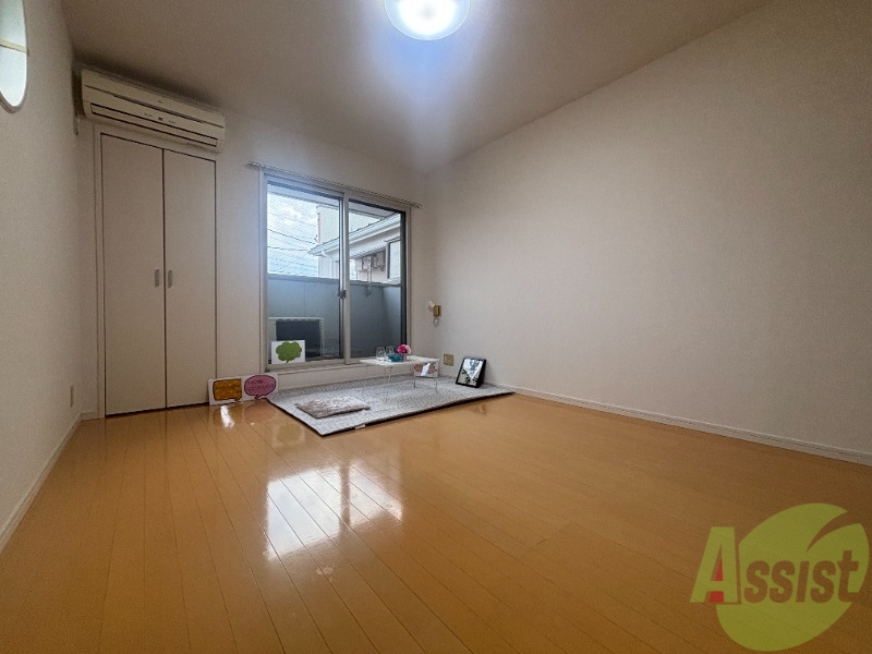 その他部屋・スペース　寝室はリビングと一体になっております。イメージできますか。