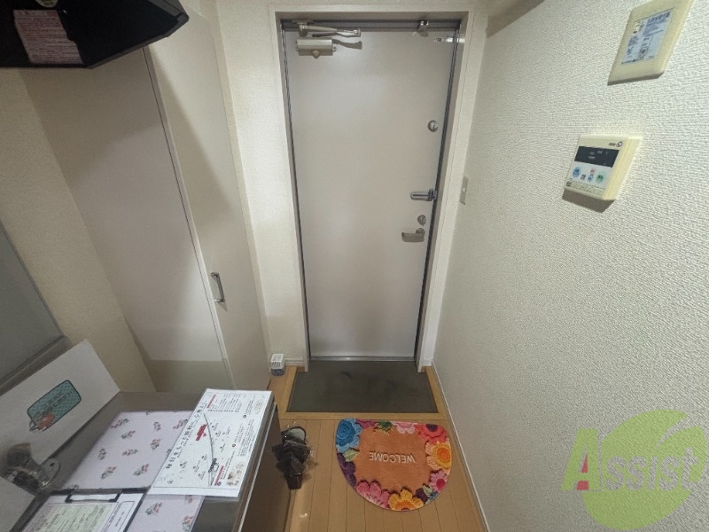 玄関　こちらは玄関のお写真です。広々としていて靴の着脱に便利です