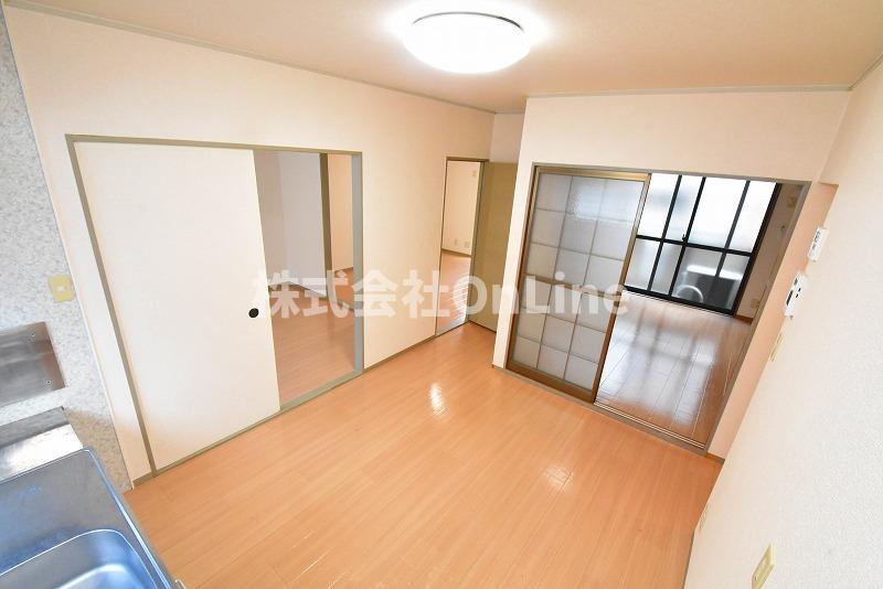シャルム南山本の居間写真