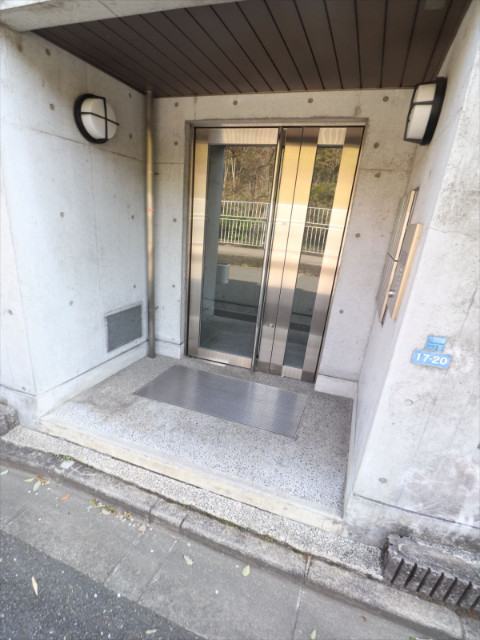 エントランス　オートロック付きで安心です