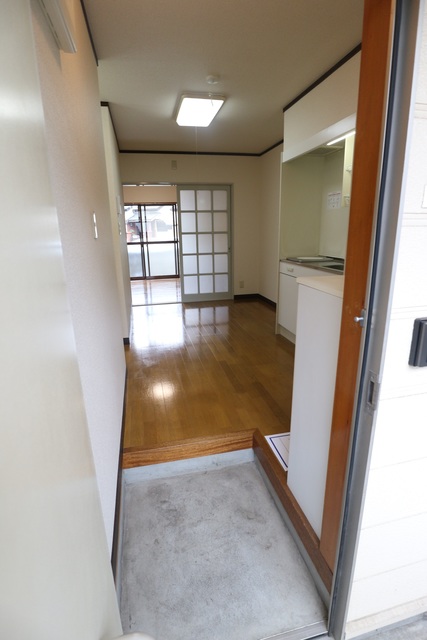 玄関　※写真は他号室です