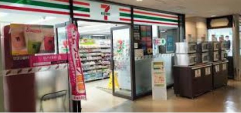 コンビニ　セブンイレブン三田国際ビル店（コンビニ）まで220m