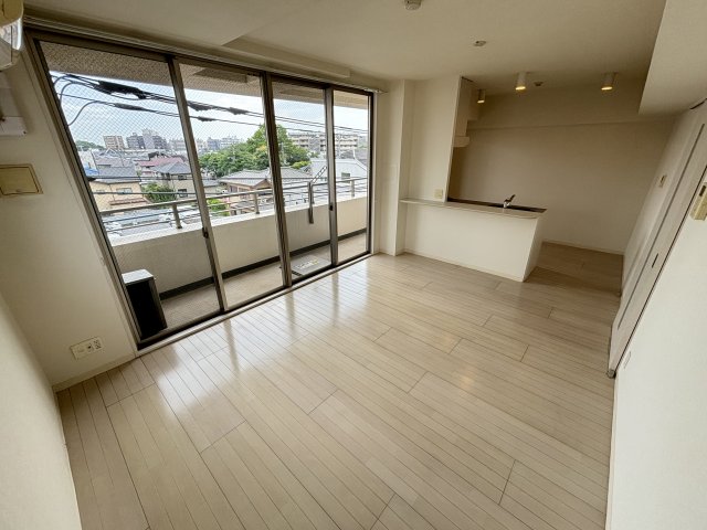 ＪＲ総武線 稲毛駅 徒歩5分 5階建 築13年の居間写真
