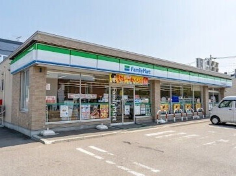 コンビニ　ファミリーマート札幌北40条東8丁目店（コンビニ）まで331m