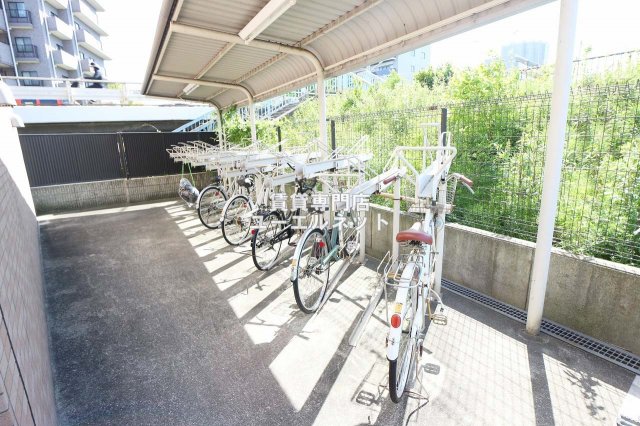 地下鉄御堂筋線 江坂駅 徒歩11分 10階建 築23年の外観写真