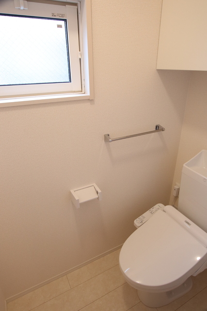 トイレ　換気窓付き♪衛生的なトイレです♪