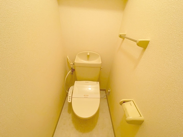 トイレ　温水洗浄便座付きトイレです。