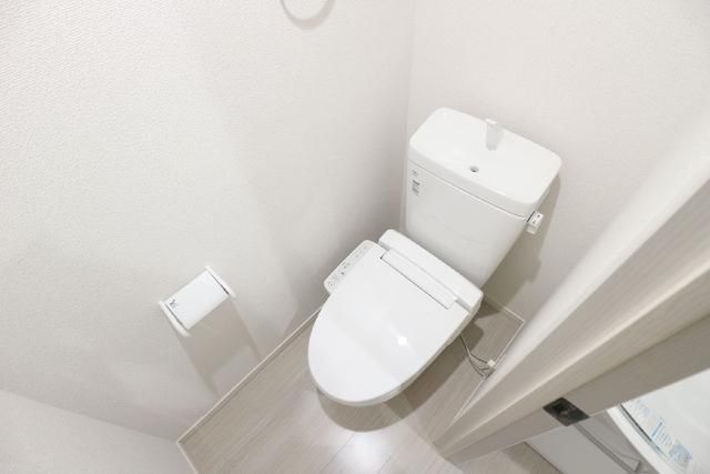 トイレ　トイレ　温水暖房便座付き