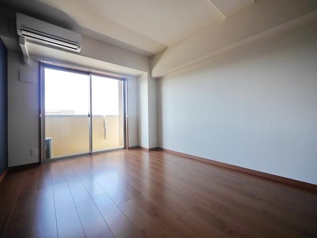 居室・リビング　※階により建具の色等変更ございます。現況優先