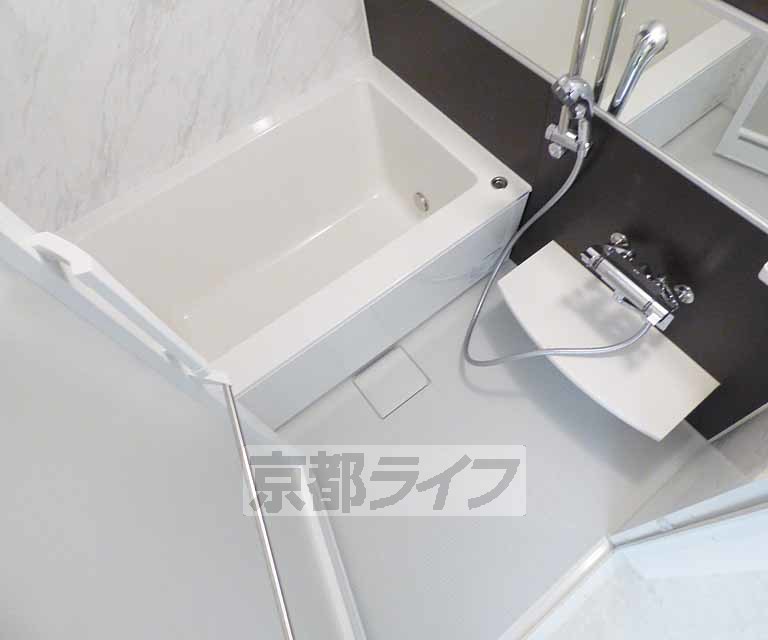 バス・シャワールーム　高級感のあるバスルーム。