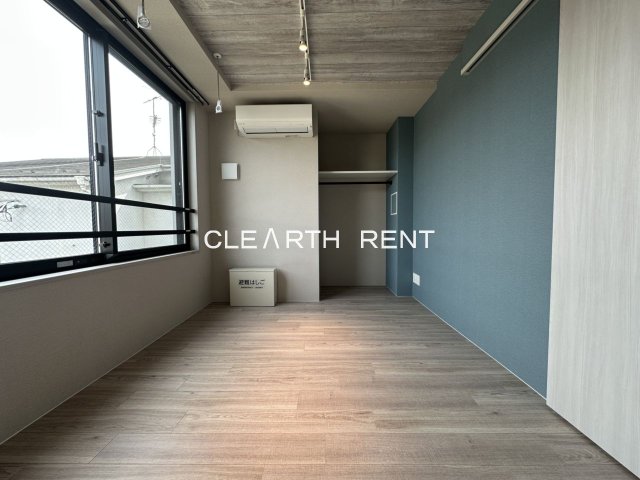 その他部屋・スペース　フローリングと同様の天井でおしゃれな雰囲気を演出/ネット無料