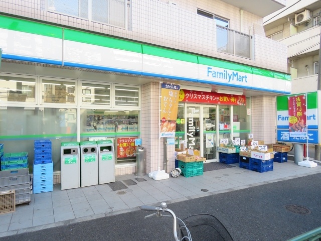 コンビニ　ファミリーマート世田谷北沢四丁目店（コンビニ）まで218m