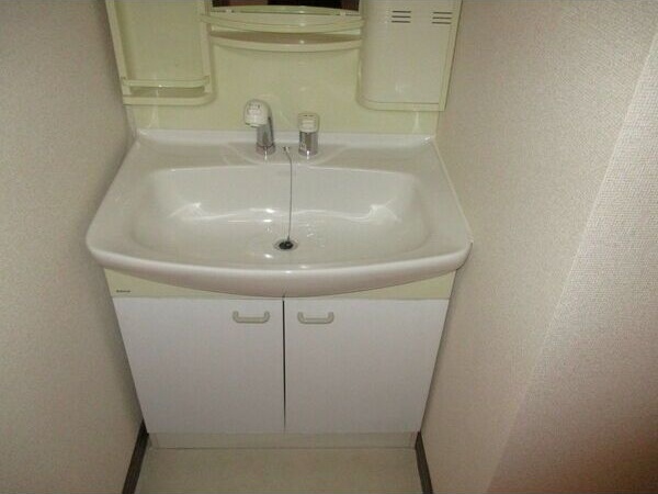 洗面設備　※写真は同じマンションの違う部屋のものになります。